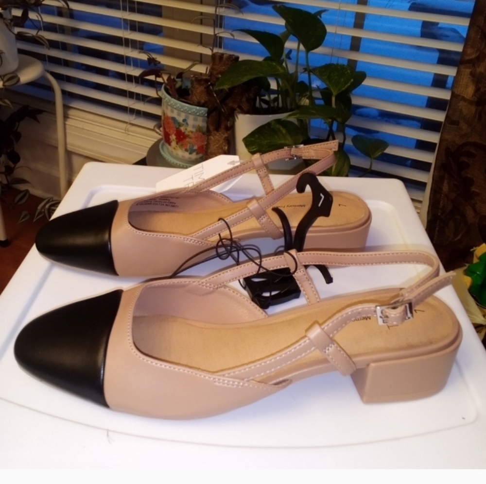 Time & Tru NWT Black & Tan Slingback Shoes SZS 9.5 X 2 Memory Foam Career